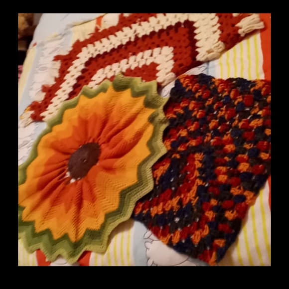 Homemade,Bundle of 2,Knit,Small Table/Dresser Covers & 1 Brand NEW Knitted Doily - Picture 1 of 17